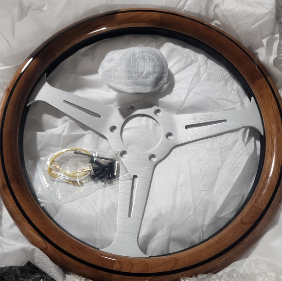 Steering wheel - Picture 6 of 6